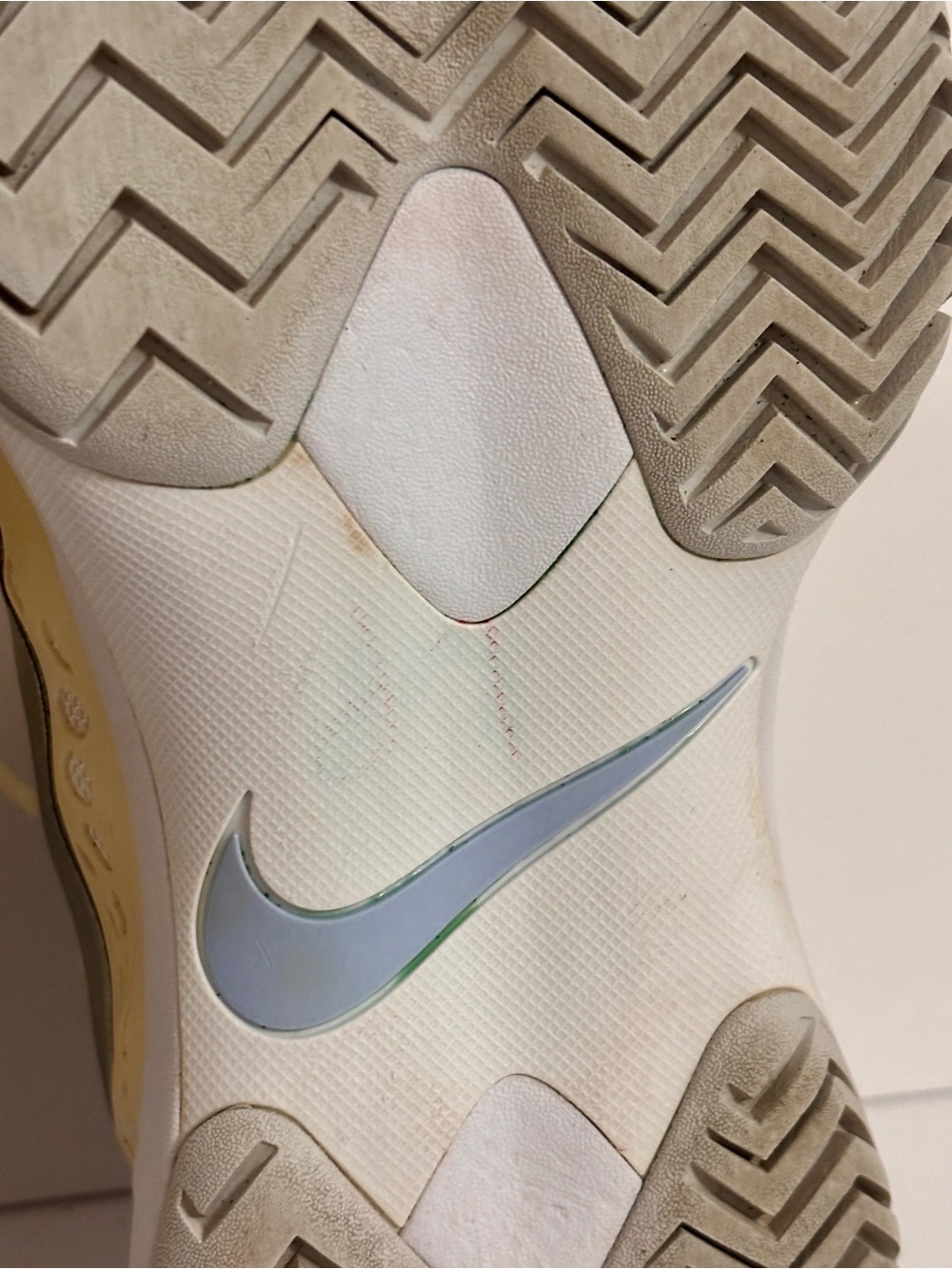 Nike Women’s Cream Mesh Tennis Shoes with Silver Swoosh size 8 - Picture 8 of 8